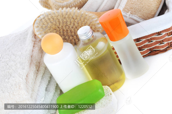 許多毛巾和配件洗澡