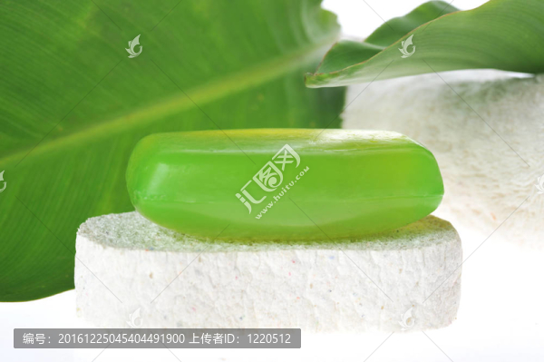 綠色肥皂和海綿