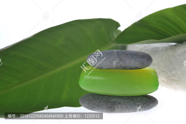 綠色肥皂和海綿