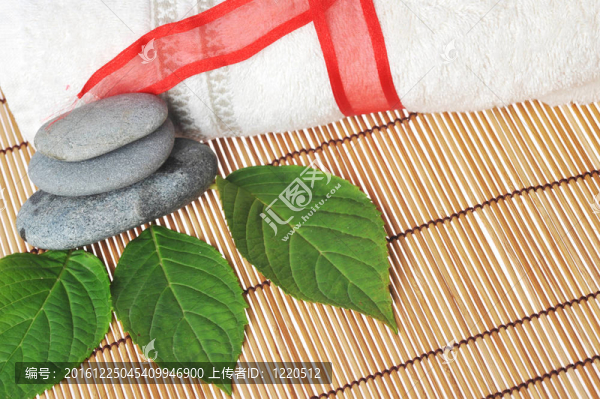 白毛巾和綠葉