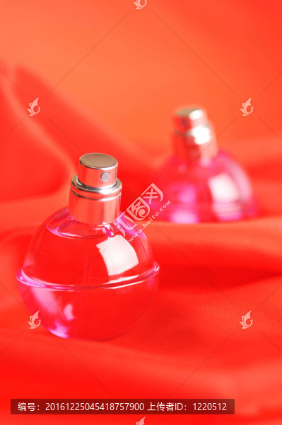 兩瓶香水