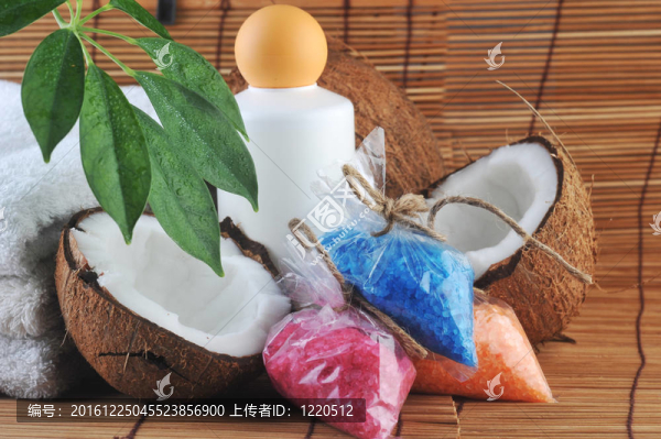 椰子；毛巾和鹽