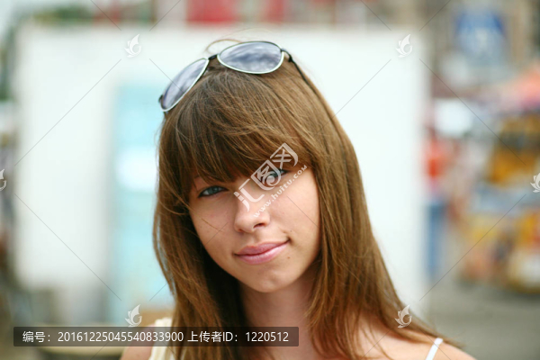 美麗的金發(fā)女孩放松戶外