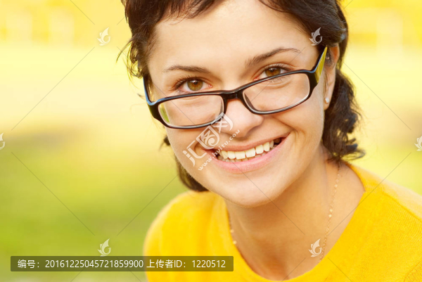 戴眼鏡的黑發(fā)女孩