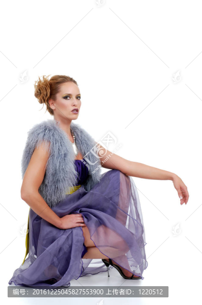 穿著紫色連衣裙的女人