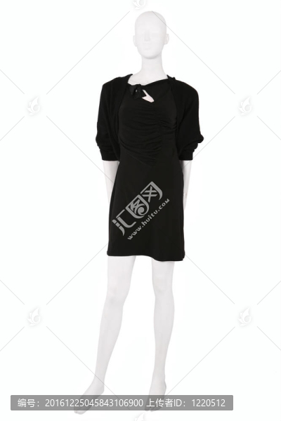 黑色小禮服和一件羊毛衫穿在模特身上