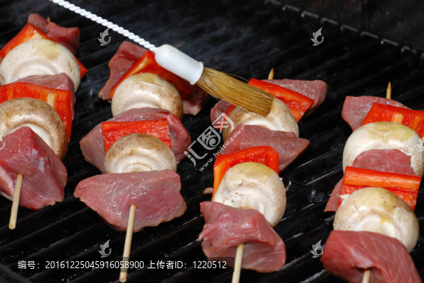 煮牛肉串在燒烤