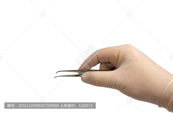 醫(yī)生使用產(chǎn)鉗