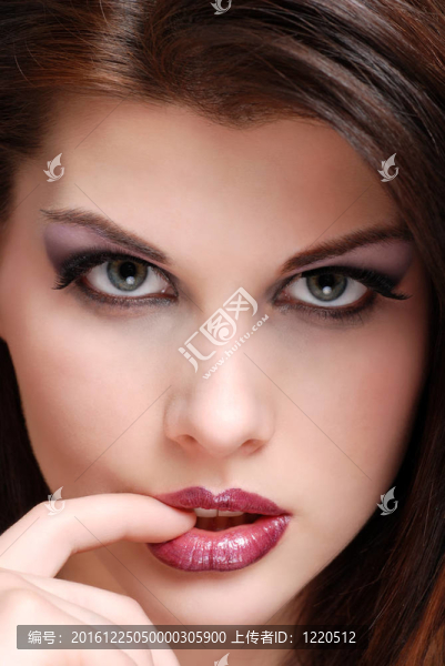 咬手指的年輕女人