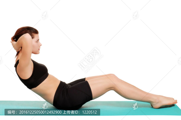 年輕女子做仰臥起坐