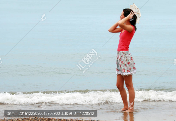 享受海灘的年輕女子