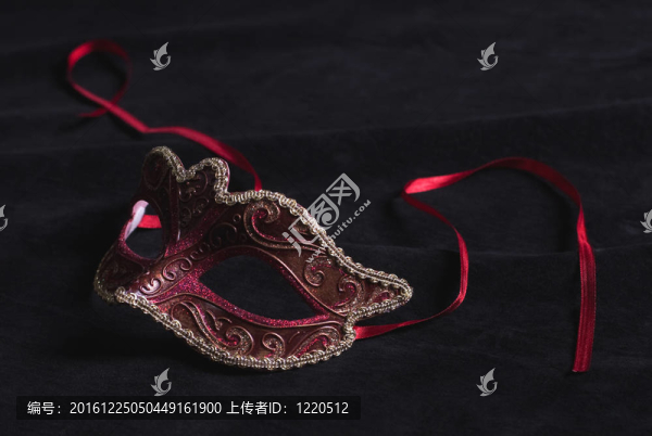 在紅色和黑色的剪影面具