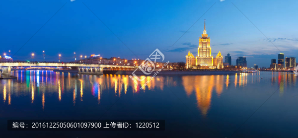 莫斯科的夜晚。莫斯科河。烏克蘭酒店。