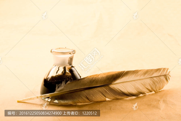 紙背景下的羽毛墨水瓶