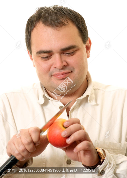 男人切蘋(píng)果