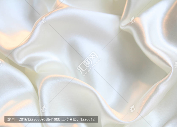 光滑優(yōu)雅的白色絲綢為背景