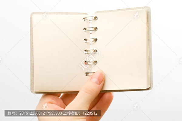 手和記事本孤立在白色