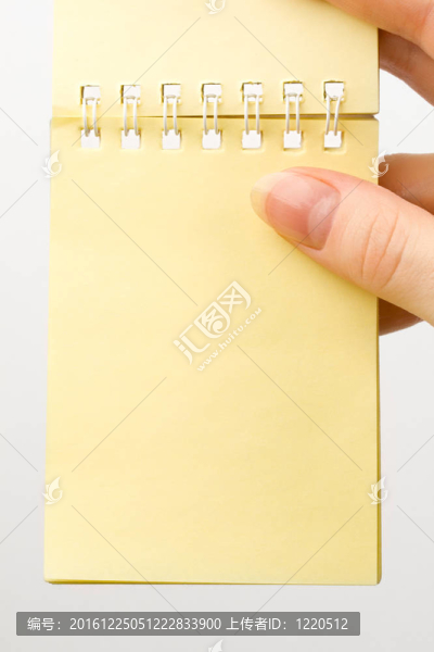 手和記事本孤立在白色