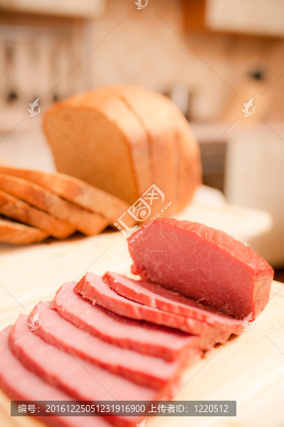 ？但面包和香腸上桌