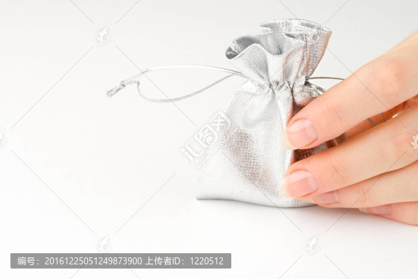 白色背景上的手和禮物