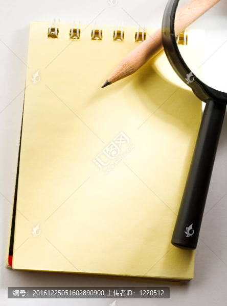 鉛筆和放大鏡隔離