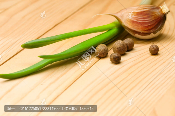 大蒜；胡椒和洋蔥在白色背景上分離