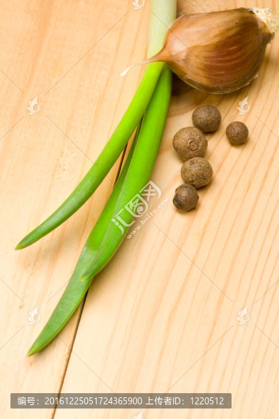 大蒜；胡椒和洋蔥在白色背景上分離