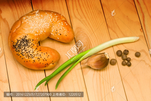 木背景下洋蔥和大蒜