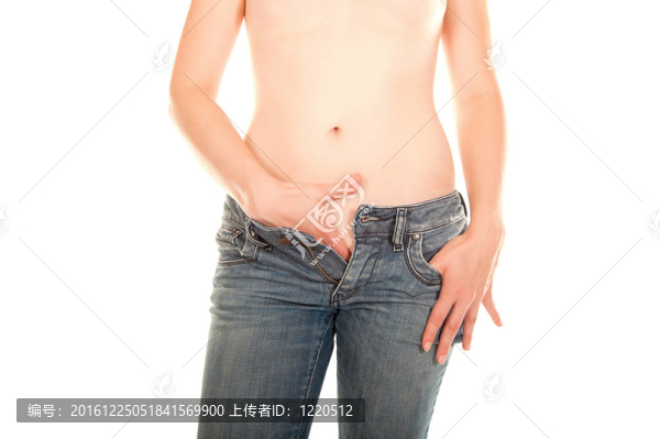 穿牛仔褲的年輕女子