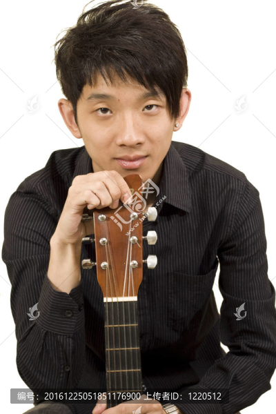 亞洲男孩彈吉他