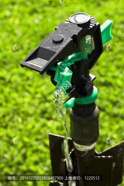 水射流灑足球場場。