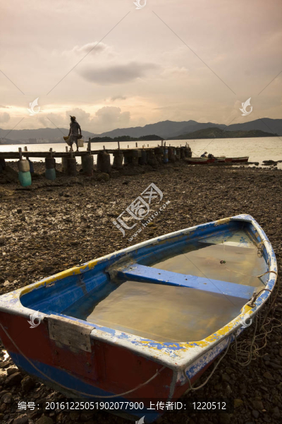 魚船和木橋