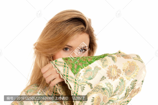 阿拉伯年輕女子在白色背景下隱藏的面孔。