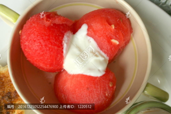 西瓜和酸奶在碗里