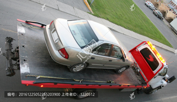 汽車在一輛平板卡車