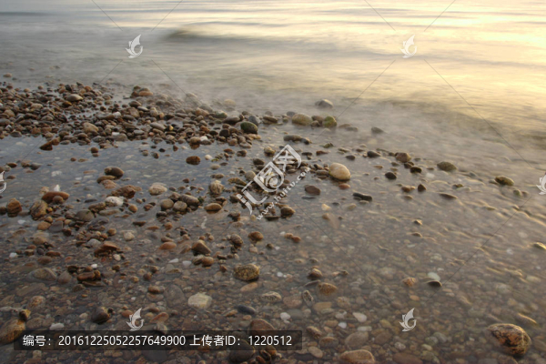 石頭在水中