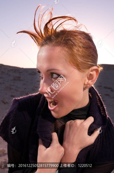 沙漠中的美女