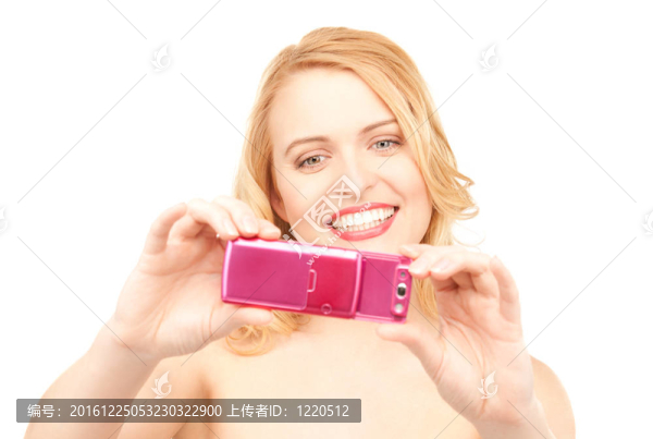 快樂女人用手機拍照