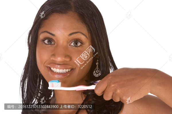 牙科衛(wèi)生；帶牙刷的黑人女孩