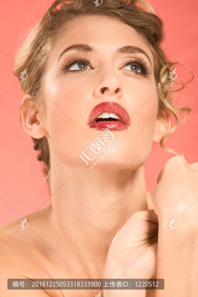 美麗的金發(fā)美女肖像化妝戲劇性