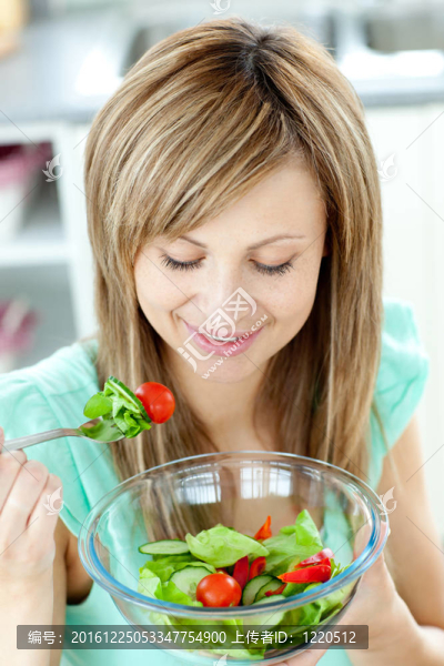 金發(fā)女人看著她的沙拉