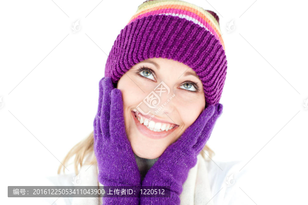 冬天戴帽子和手套的年輕女子