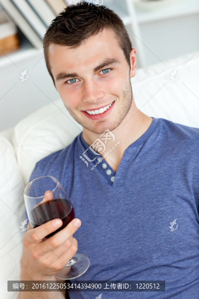 年輕人帶著一杯酒