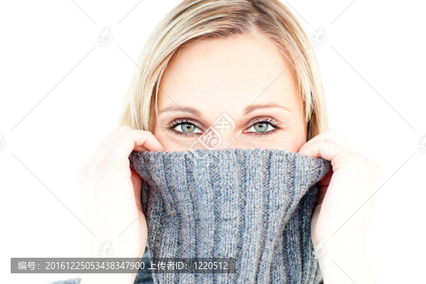 高興的女人穿著一件馬球衫，對(duì)著白色的背景相機(jī)微笑