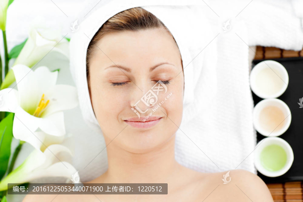 躺在按摩臺(tái)上的女人很放松