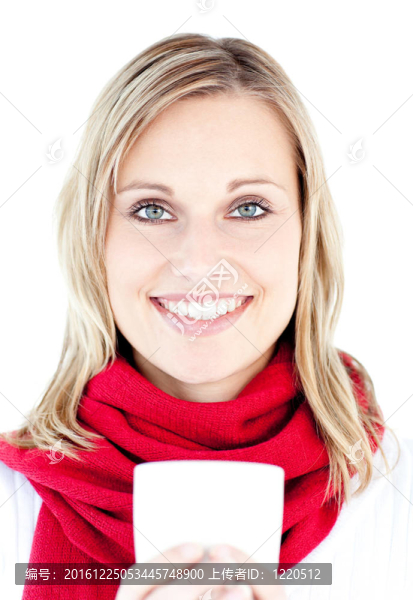 一個微笑的女人在冬天抱著一個杯子的肖像
