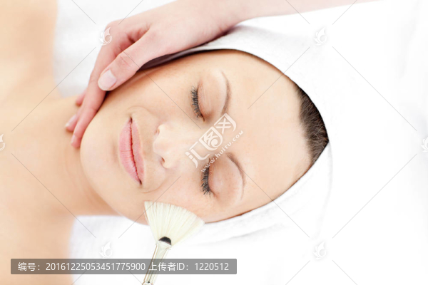 可愛的年輕女人享受美麗的待遇