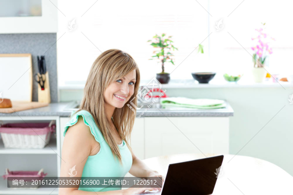 高興的金發(fā)女人用她的相機對著相機微笑