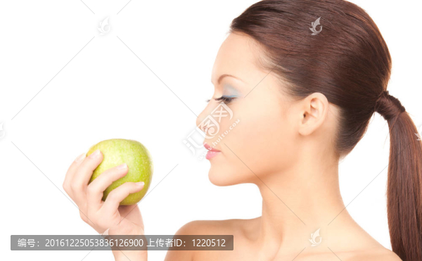 年輕漂亮的女人和綠色的蘋果