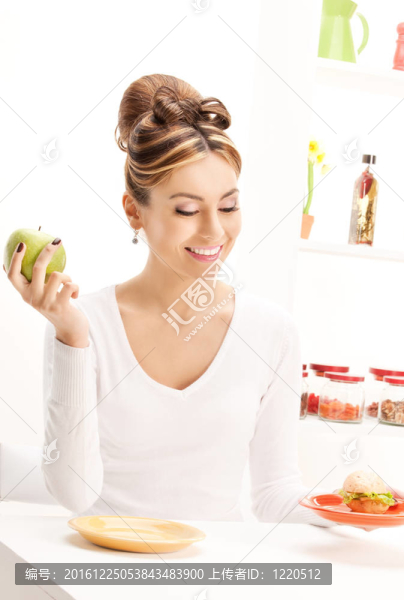 綠蘋果和三明治的女人